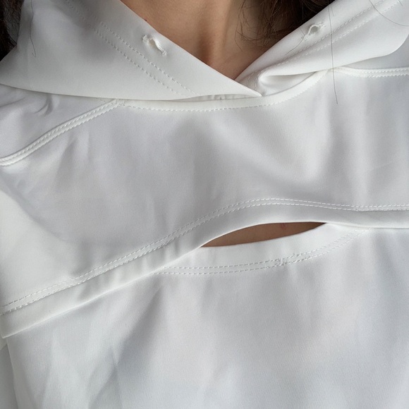 Brand new crop hoody with cutout - Picture 4 of 4